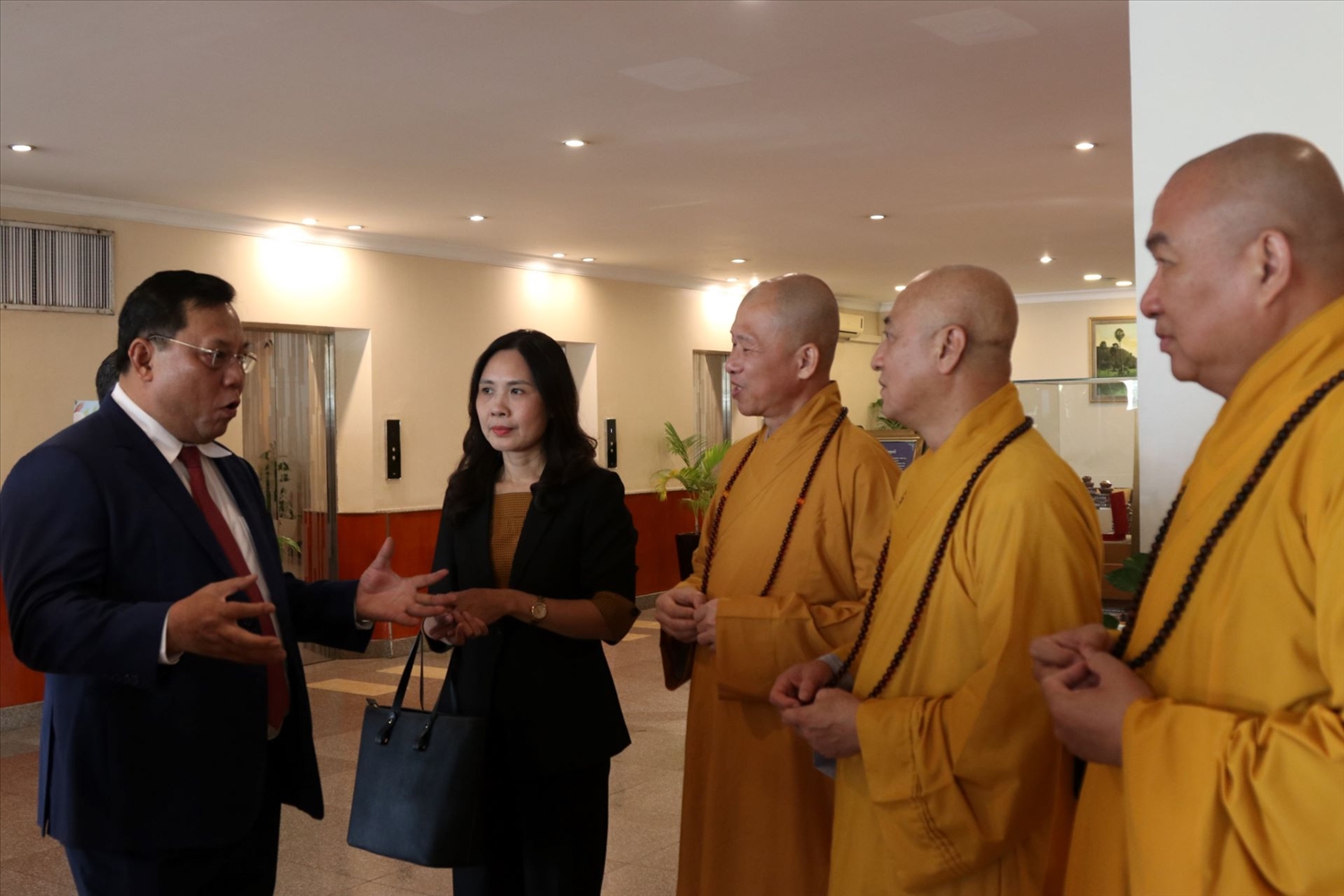 Thứ trưởng Bộ Dân tộc và Tôn giáo Nguyễn Hải Trung trao đổi cùng các vị đại biểu Phật giáo bên lề hội nghị Thứ trưởng Bộ Dân tộc và Tôn giáo Nguyễn Hải Trung trao đổi cùng các vị đại biểu Phật giáo bên lề hội nghị