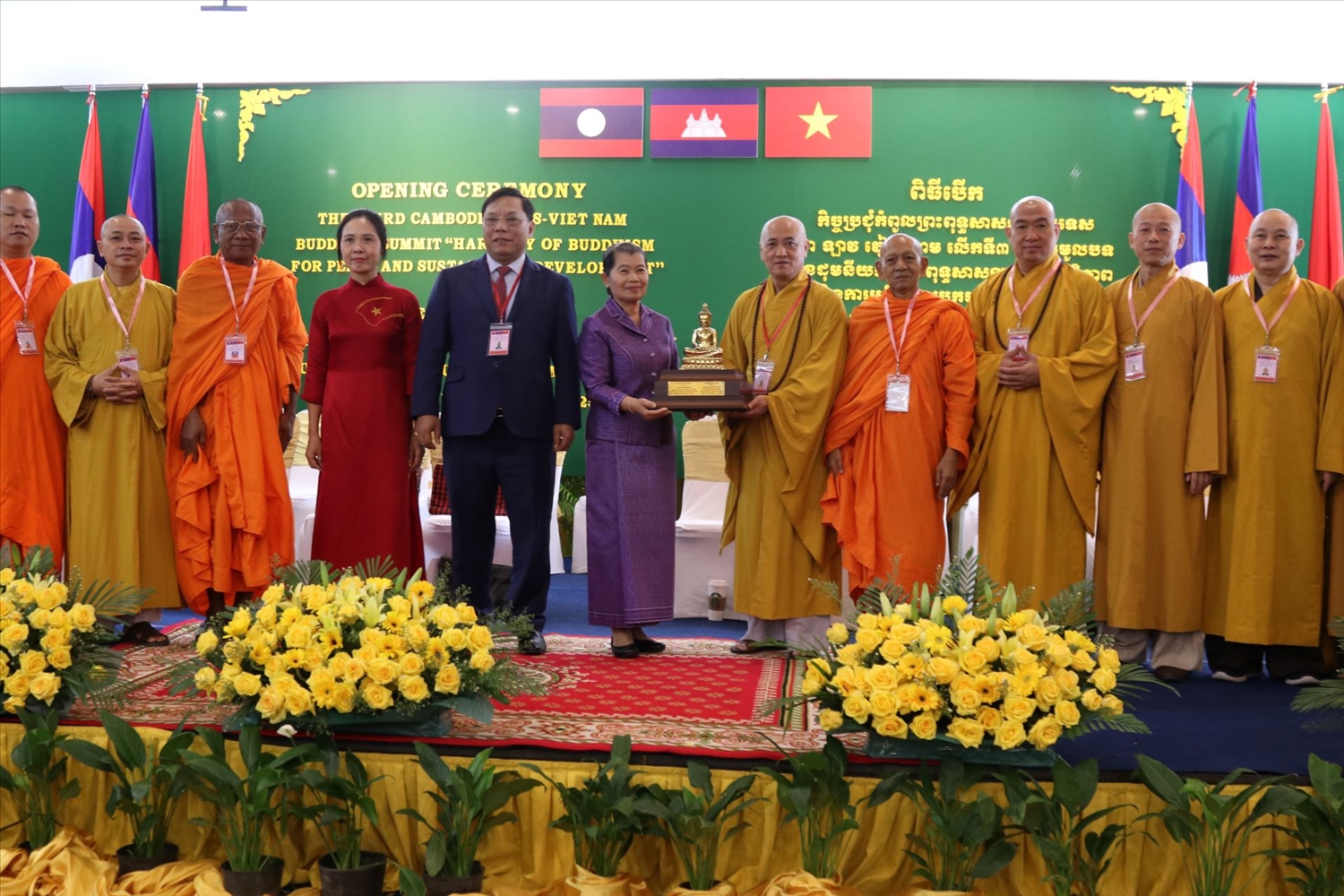 Thứ trưởng Bộ Dân tộc và Tôn giáo Nguyễn Hải Trung cùng đại diện đoàn Giáo hội Phật giáo Việt Nam trao tặng tượng Phật đến Bà Men Sam An, Cố vấn tối cao của Quốc vương, Chủ tịch Hội đồng Mặt trận Đoàn kết phát triển Tổ quốc Campuchia, Phó Chủ tịch Đảng Nhân dân Campuchia Thứ trưởng Bộ Dân tộc và Tôn giáo Nguyễn Hải Trung cùng đại diện đoàn Giáo hội Phật giáo Việt Nam trao tặng tượng Phật đến Bà Men Sam An, Cố vấn tối cao của Quốc vương, Chủ tịch Hội đồng Mặt trận Đoàn kết phát triển Tổ quốc Campuchia, Phó Chủ tịch Đảng Nhân dân Campuchia
