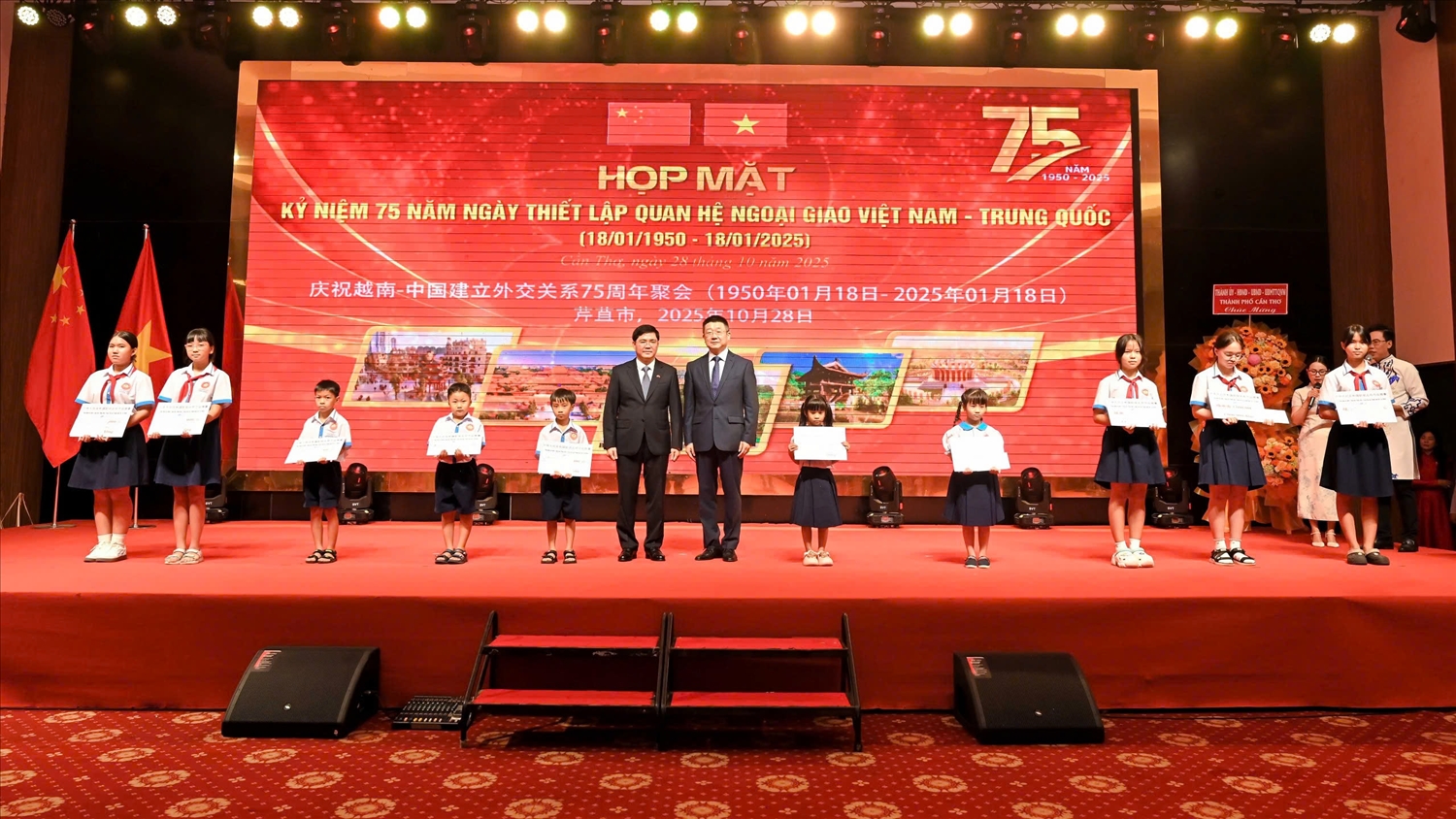 Lãnh đạo TP. Cần Thơ và Tổng Lãnh sự quán Trung Quốc trao học bổng cho các em học sinh có hoàn cảnh khó khăn