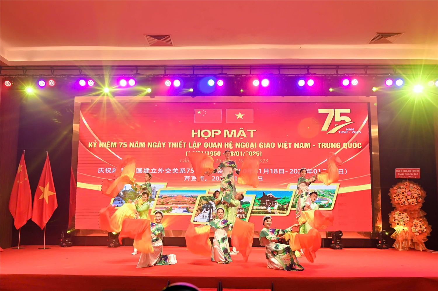 Một tiết mục văn nghệ chào mừng kỷ niệm 75 năm thiết lập quan hệ ngoại giao Việt Nam - Trung Quốc