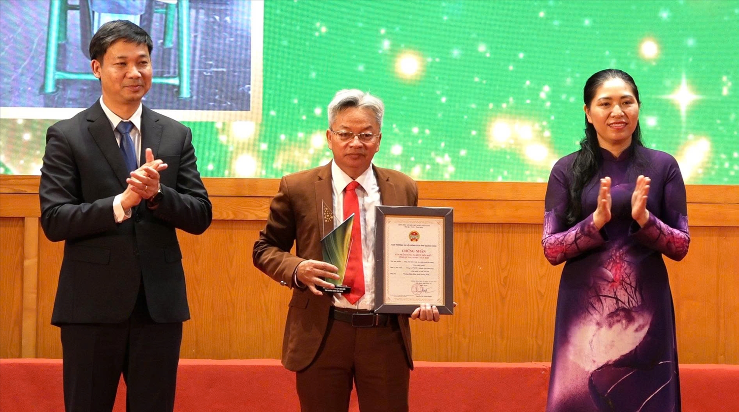Lãnh đạo tỉnh Quảng Ninh trao Bằng khen cho 10 tập thể, cá nhân có sản phẩm tiêu biểu. Ảnh: Mỹ Dung Lãnh đạo tỉnh Quảng Ninh trao chứng nhận các sản phẩm nông nghiệp tiêu biểu. Ảnh: Mỹ Dung