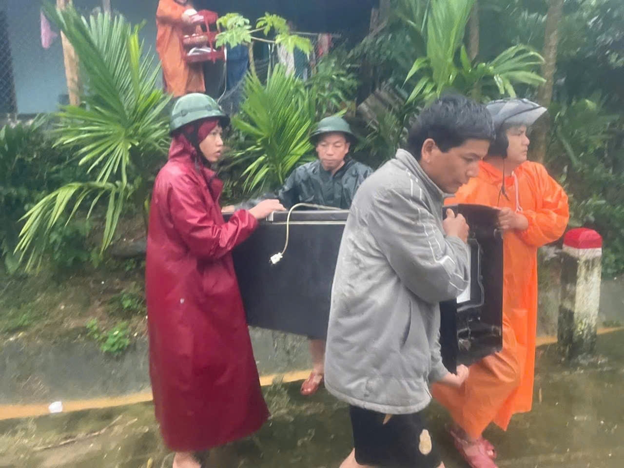 Di chuyển đồ đạt cùng người dân ở vùng nguy cơ sạt lở đến nơi an toàn. (Ảnh Dương Nguyễn) Di chuyển đồ đạt cùng người dân ở vùng nguy cơ sạt lở đến nơi an toàn. (Ảnh Dương Nguyễn)