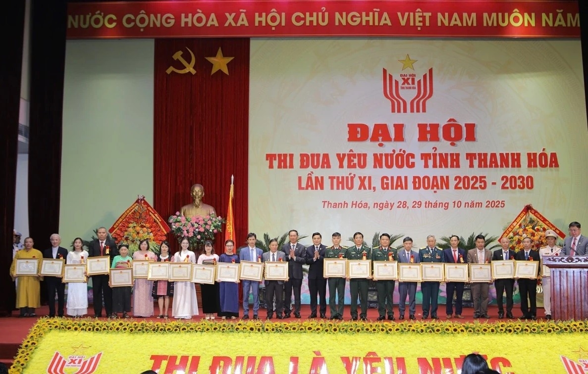 Lãnh đạo tỉnh Thanh Hóa trao Bằng khen của Chủ tịch UBND tỉnh cho các tập thể, cá nhân điển hình tiên tiến Lãnh đạo tỉnh Thanh Hóa trao Bằng khen của Chủ tịch UBND tỉnh cho các tập thể, cá nhân điển hình tiên tiến