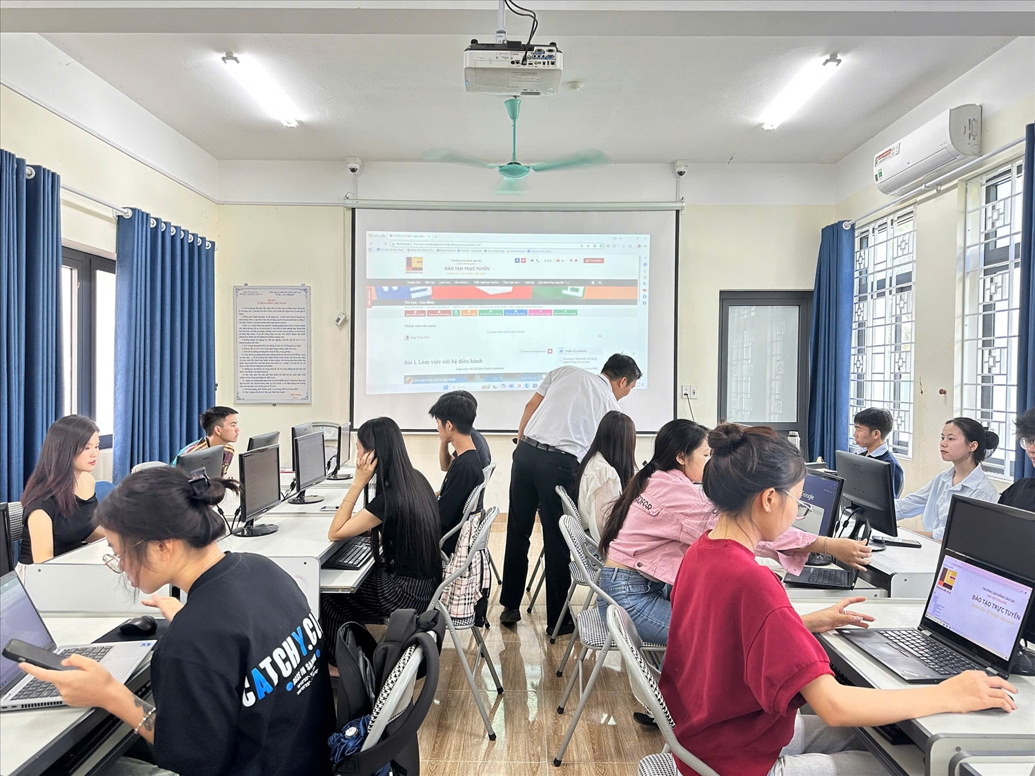 Đào tạo song bằng tạo ra hướng đi mới trong đào tạo nghề ở Trường Cao đẳng Lào Cai (ảnh Trọng Bảo) Đào tạo song bằng tạo ra hướng đi mới trong đào tạo nghề ở Trường Cao đẳng Lào Cai (ảnh Trọng Bảo)