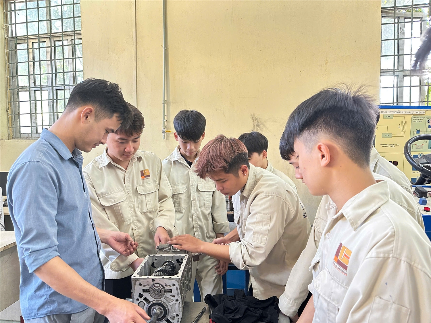 Nhà trường đã hoàn thiện hồ sơ trình cấp có thẩm quyền công nhận trường nghề chất lượng cao (ảnh Trọng Bảo) Nhà trường đã hoàn thiện hồ sơ trình cấp có thẩm quyền công nhận trường nghề chất lượng cao (ảnh Trọng Bảo)