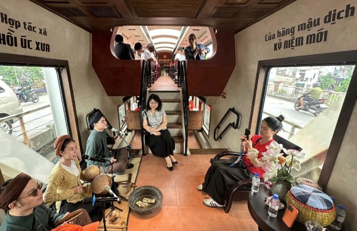 Đoàn tàu du lịch Hà Nội 5 Cửa Ô nhanh chóng trở thành một sản phẩm độc đáo, thu hút sự quan tâm lớn của du khách trong nước và quốc tế Đoàn tàu du lịch Hà Nội 5 Cửa Ô nhanh chóng trở thành một sản phẩm độc đáo, thu hút sự quan tâm lớn của du khách trong nước và quốc tế