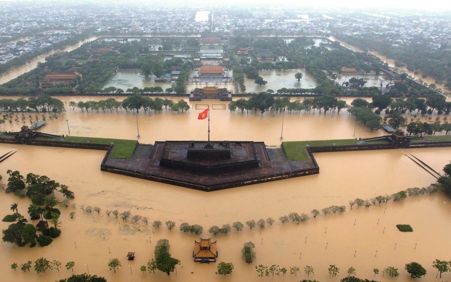 Thủ tướng Chính phủ Phạm Minh Chính vừa ký Quyết định số 2400/QĐ-TTg ngày 29/10/2025 hỗ trợ khẩn cấp kinh phí cho TP. Huế, tỉnh Quảng Trị và tỉnh Quảng Ngãi khắc phục thiệt hại do mưa lũ gây ra (Ảnh MH). Thủ tướng Chính phủ Phạm Minh Chính vừa ký Quyết định số 2400/QĐ-TTg ngày 29/10/2025 hỗ trợ khẩn cấp kinh phí cho TP. Huế, tỉnh Quảng Trị và tỉnh Quảng Ngãi khắc phục thiệt hại do mưa lũ gây ra (Ảnh MH).