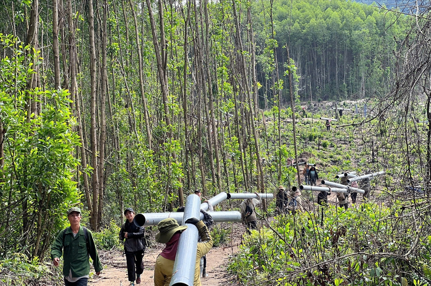 Chi đoàn Công an xã Phú Mỡ huy động đoàn viên, thanh niên đưa nguồn nước về thôn đồng bào Ba Na
