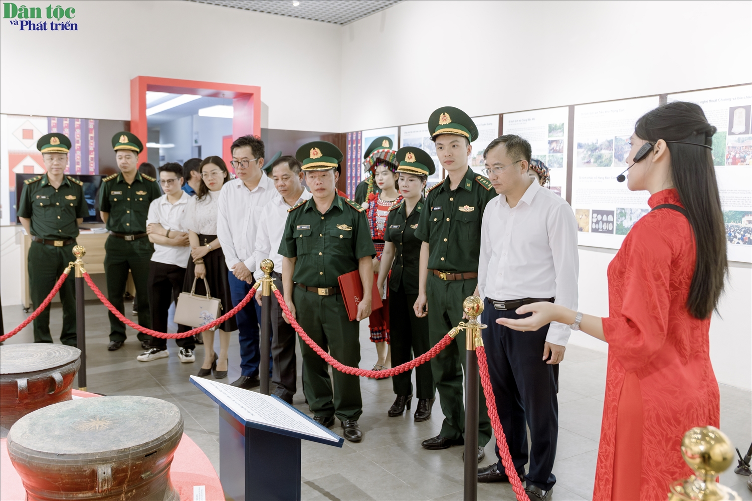 Triển lãm nhằm tôn vinh, quảng bá các giá trị di sản văn hóa vật thể và phi vật thể, đồng thời giới thiệu hình ảnh con người, thiên nhiên và bản sắc văn hóa đặc trưng của Tuyên Quang đến với du khách trong và ngoài nước Triển lãm nhằm tôn vinh, quảng bá các giá trị di sản văn hóa vật thể và phi vật thể, đồng thời giới thiệu hình ảnh con người, thiên nhiên và bản sắc văn hóa đặc trưng của Tuyên Quang đến với du khách trong và ngoài nước