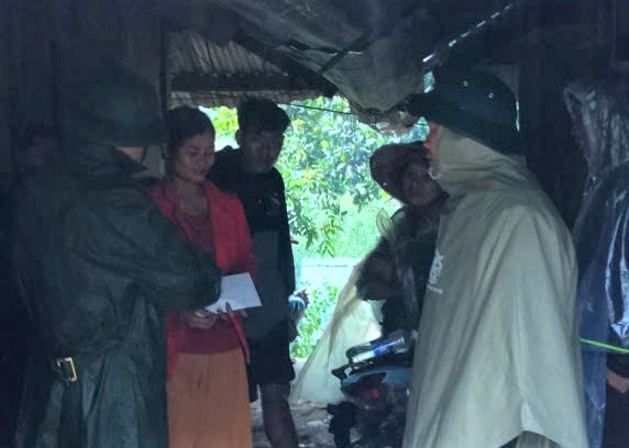 Lãnh đạo xã Ngọc Linh đến thăm hỏi, động viên và hỗ trợ gia đình nạn nhân mất tích. (Ảnh: UBND xã Ngọc Linh) Lãnh đạo xã Ngọc Linh đến thăm hỏi, động viên và hỗ trợ gia đình nạn nhân mất tích. (Ảnh: UBND xã Ngọc Linh)