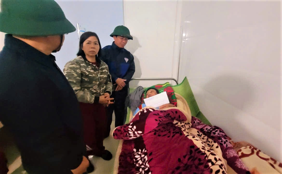 Lãnh đạo xã Ngọc Linh đến thăm hỏi, động viên ông Phạm Quốc Tuấn bị thương do sạt lở đất và đang điều trị tại Trạm Y tế xã. (Ảnh: Ngọc Chí) Lãnh đạo xã Ngọc Linh đến thăm hỏi, động viên ông Phạm Quốc Tuấn bị thương do sạt lở đất và đang điều trị tại Trạm Y tế xã. (Ảnh: Ngọc Chí)