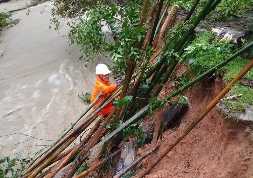 Đội quản lý điện Trà Bồng đang tích cực, khẩn trương gia cố chống sạt lở trụ điện tại xã Tây Trà. (Ảnh: PC Quảng Ngãi)