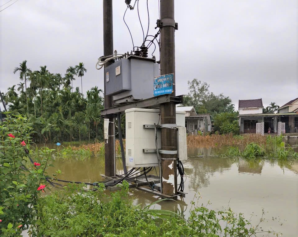 Tại những khu vực ngập lụt, PC Quảng Ngãi đã chủ động cắt điện để đảm bảo an toàn cho người dân. (Ảnh: PC Quảng Ngãi)