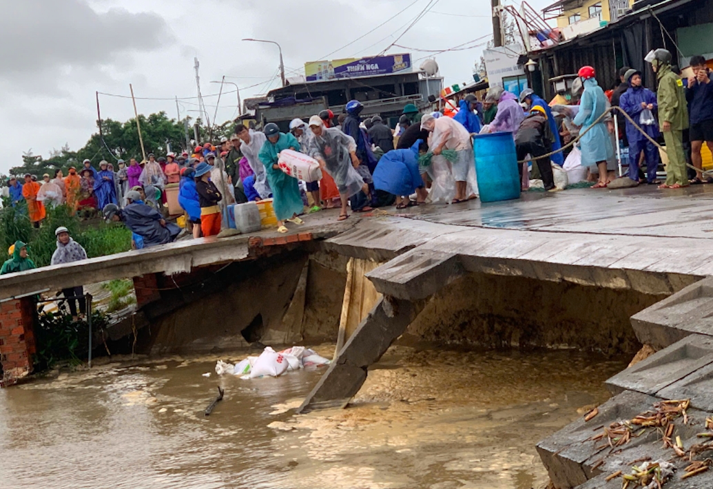 Lực lượng chức năng cùng người dân xã Duy Nghĩa gia cố các điểm sạt lở bằng đá, bao cát. (Ảnh: Đ.N) Lực lượng chức năng cùng người dân xã Duy Nghĩa gia cố các điểm sạt lở bằng đá, bao cát. (Ảnh: Đ.N)