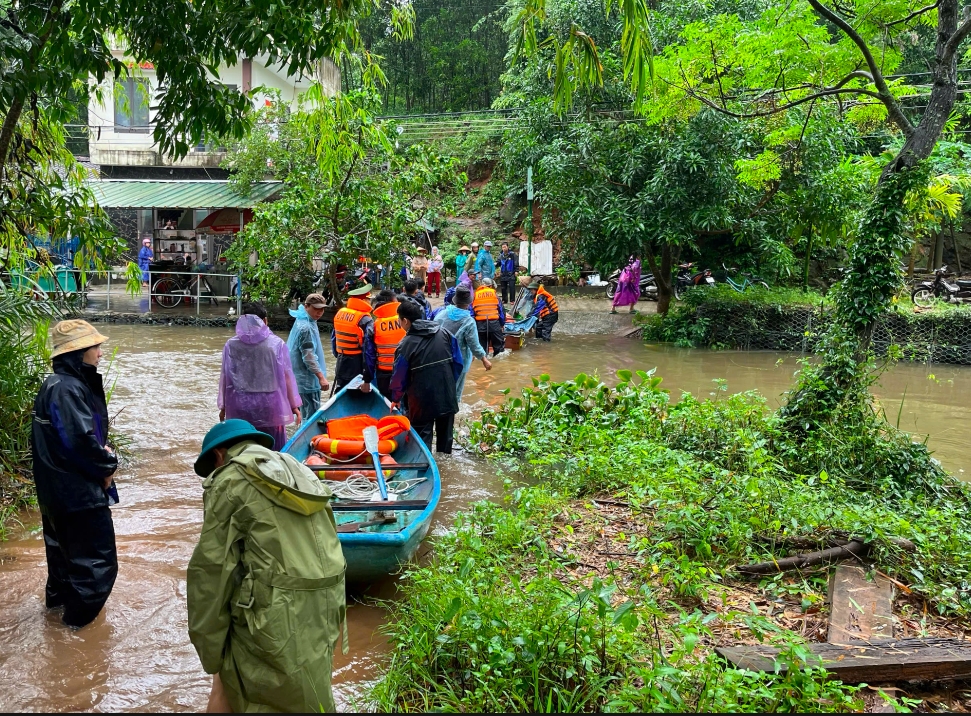 Lực lượng chức năng vớt được thi thể nạn nhân và bàn giao cho gia đình lo hậu sự. (Ảnh: Đ.Minh) Lực lượng chức năng vớt được thi thể nạn nhân và bàn giao cho gia đình lo hậu sự. (Ảnh: Đ.Minh)