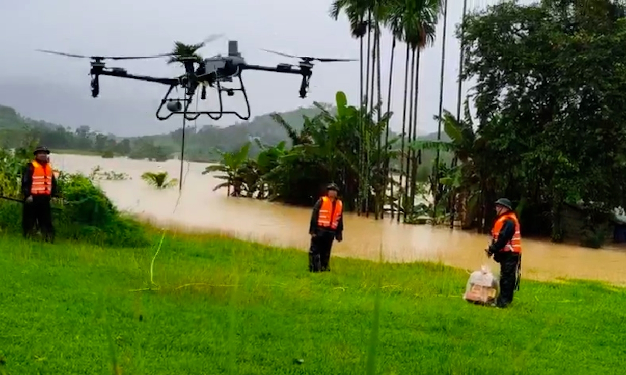 Máy bay không người lái chở nhu yếu phẩm hỗ trợ người dân bị cô lập. (Ảnh: H.T) Máy bay không người lái chở nhu yếu phẩm hỗ trợ người dân bị cô lập. (Ảnh: H.T)