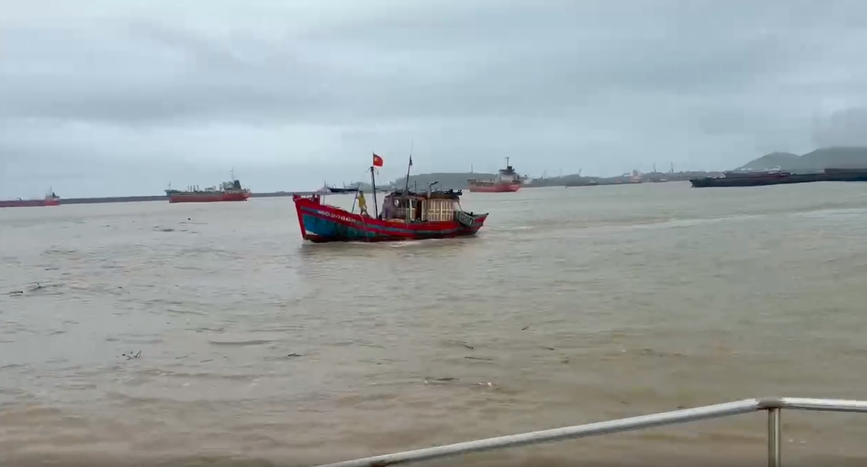 Một tàu cá của ngư dân Quảng Ngãi bị đứt neo trôi dạt trên biển. (Ảnh: Đ.Minh) Một tàu cá của ngư dân Quảng Ngãi bị đứt neo trôi dạt trên biển. (Ảnh: Đ.Minh)