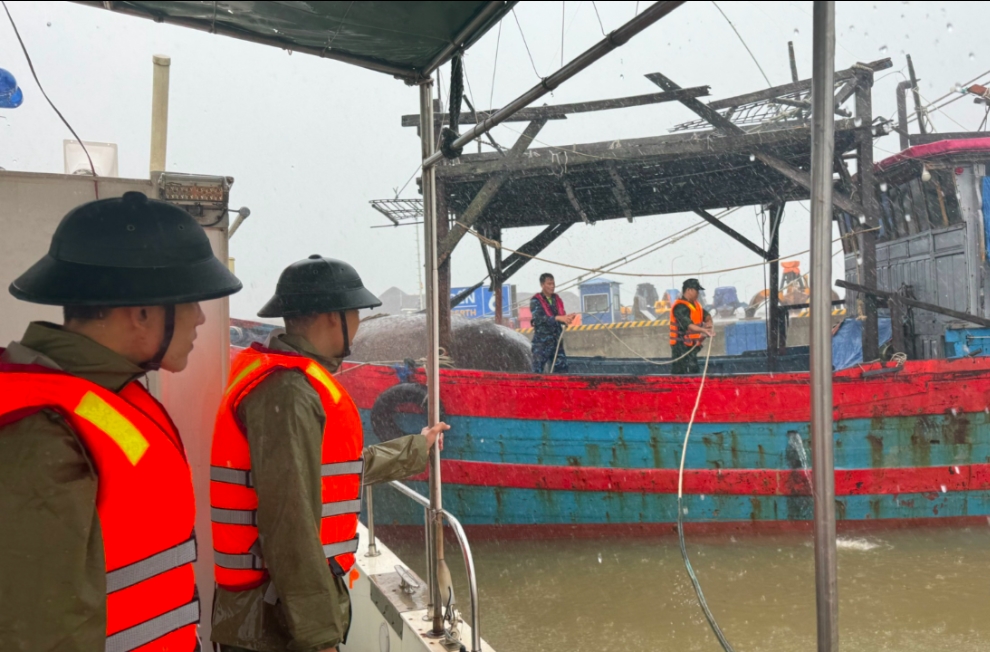 Bộ đội Biên phòng hỗ trợ lai dắt tàu cá vào bờ. (Ảnh: Đ.Minh) Bộ đội Biên phòng hỗ trợ lai dắt tàu cá vào bờ. (Ảnh: Đ.Minh)