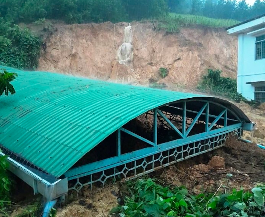 Khu vực nhà xe của Trạm Y tế Trà Xinh bị đất đá vúi lấp hoàn toàn. (Ảnh: CTV) Khu vực nhà xe của Trạm Y tế Trà Xinh bị đất đá vúi lấp hoàn toàn. (Ảnh: CTV)