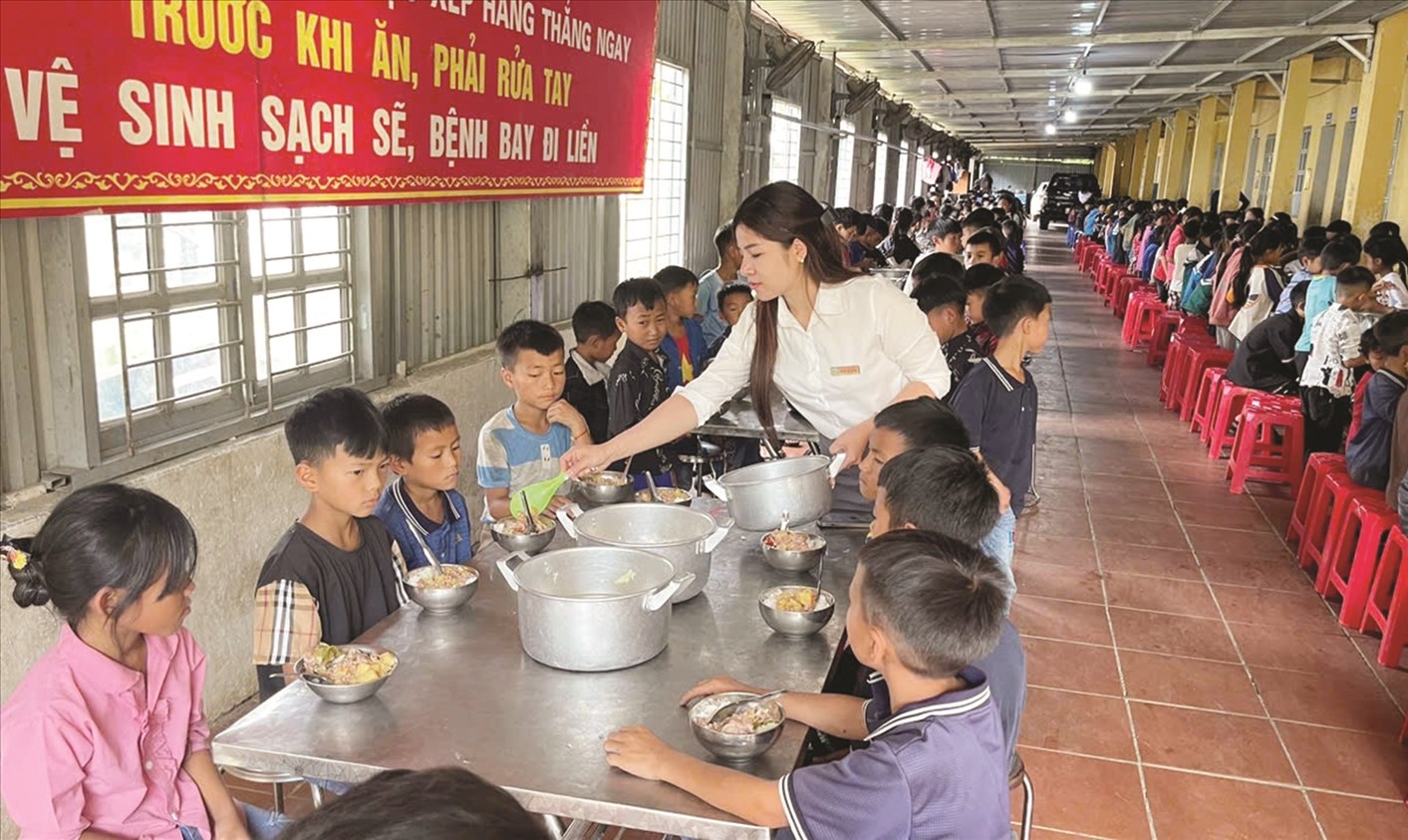 Bữa ăn bán trú của học sinh Trường PTDTBT Tiểu học Y Tý