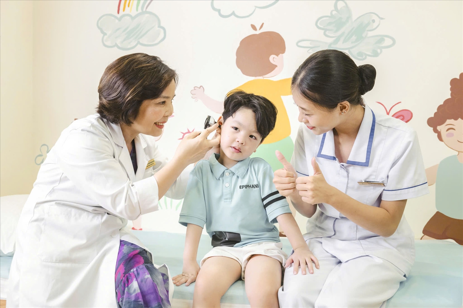 PGS. TS. BS Lê Thị Minh Hương thăm khám, chăm sóc cho bệnh nhi PGS. TS. BS Lê Thị Minh Hương thăm khám, chăm sóc cho bệnh nhi