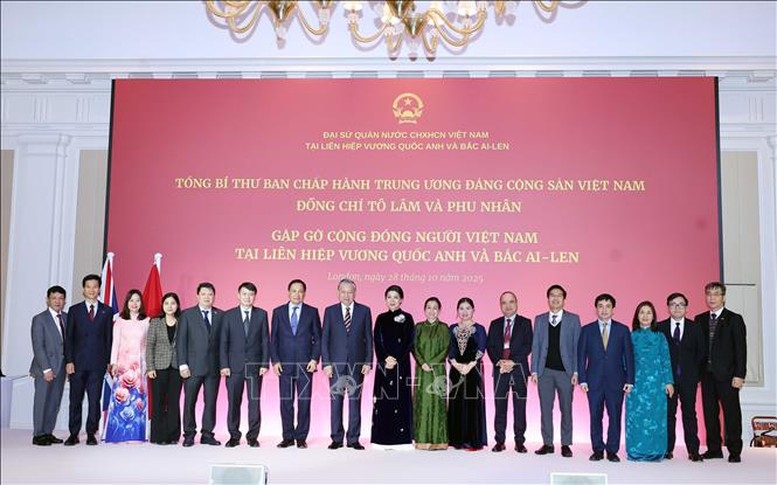 Tổng Bí thư Tô Lâm và Phu nhân với cán bộ nhân viên Đại sứ quán Việt Nam tại Anh - Ảnh: TTXVN Tổng Bí thư Tô Lâm và Phu nhân với cán bộ nhân viên Đại sứ quán Việt Nam tại Anh - Ảnh: TTXVN