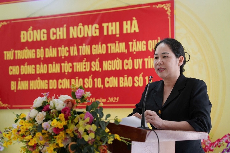 Thứ trưởng Nông Thị Hà động viên bà con vượt qua khó khăn, sớm khôi phục cuộc sống sau mưa lũ. Ảnh: Xuân Quý Thứ trưởng Nông Thị Hà động viên bà con vượt qua khó khăn, sớm khôi phục cuộc sống sau mưa lũ. Ảnh: Xuân Quý