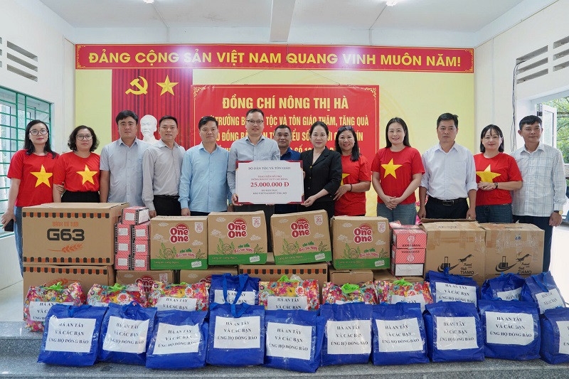 Thứ trưởng Nông Thị Hà trao quà của bạn đọc Báo VietNamNet ủng hộ Trường Phổ thông dân tộc bán trú Tiểu học và THCS Cần Nông. Ảnh: Xuân Quý Thứ trưởng Nông Thị Hà trao quà của bạn đọc Báo VietNamNet ủng hộ Trường Phổ thông dân tộc bán trú Tiểu học và THCS Cần Nông. Ảnh: Xuân Quý