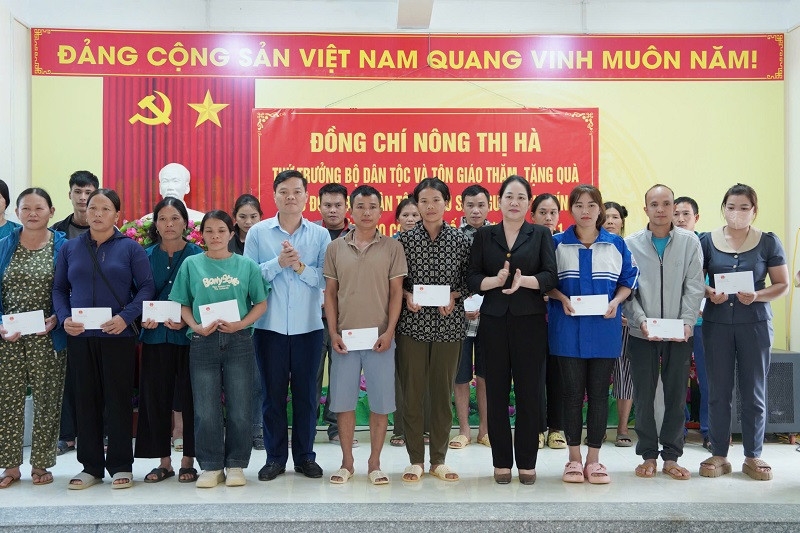 Thứ trưởng Bộ Dân tộc và Tôn giáo Nông Thị Hà trao quà hỗ trợ cho các gia đình tại hai xã Cần Yên và Thông Nông bị thiệt hại do mưa lũ gây ra vừa qua. Ảnh: Xuân Quý Thứ trưởng Bộ Dân tộc và Tôn giáo Nông Thị Hà trao quà hỗ trợ cho các gia đình tại hai xã Cần Yên và Thông Nông bị thiệt hại do mưa lũ gây ra vừa qua. Ảnh: Xuân Quý