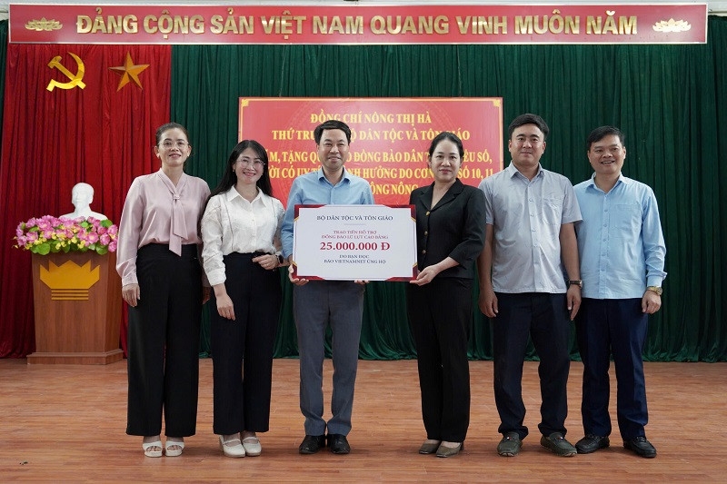 Thứ trưởng Nông Thị Hà trao quà của bạn đọc Báo VietNamNet ủng hộ Trường Phổ thông dân tộc bán trú tiểu học và trung học Dẻ Rào. Ảnh: Xuân Quý Thứ trưởng Nông Thị Hà trao quà của bạn đọc Báo VietNamNet ủng hộ Trường Phổ thông dân tộc bán trú tiểu học và trung học Dẻ Rào. Ảnh: Xuân Quý
