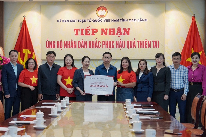 Thứ trưởng Nông Thị Hà và đoàn công tác trao kinh phí ủng hộ người dân tỉnh Cao Bằng bị thiệt hại trong đợt lũ lụt vừa qua. Ảnh: Xuân Quý Thứ trưởng Nông Thị Hà và đoàn công tác trao kinh phí ủng hộ người dân tỉnh Cao Bằng bị thiệt hại trong đợt lũ lụt vừa qua. Ảnh: Xuân Quý