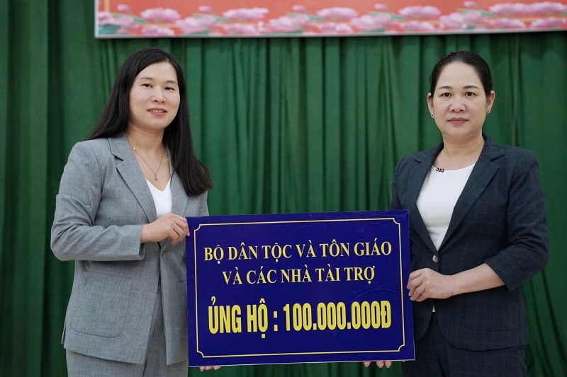 Thứ trưởng Nông Thị Hà tặng quà cho bà con bị ảnh hưởng bởi mưa lũ ở hai xã Thất Khê và Tràng Định. Ảnh: Xuân Quý Thứ trưởng Nông Thị Hà tặng quà cho bà con bị ảnh hưởng bởi mưa lũ ở hai xã Thất Khê và Tràng Định. Ảnh: Xuân Quý