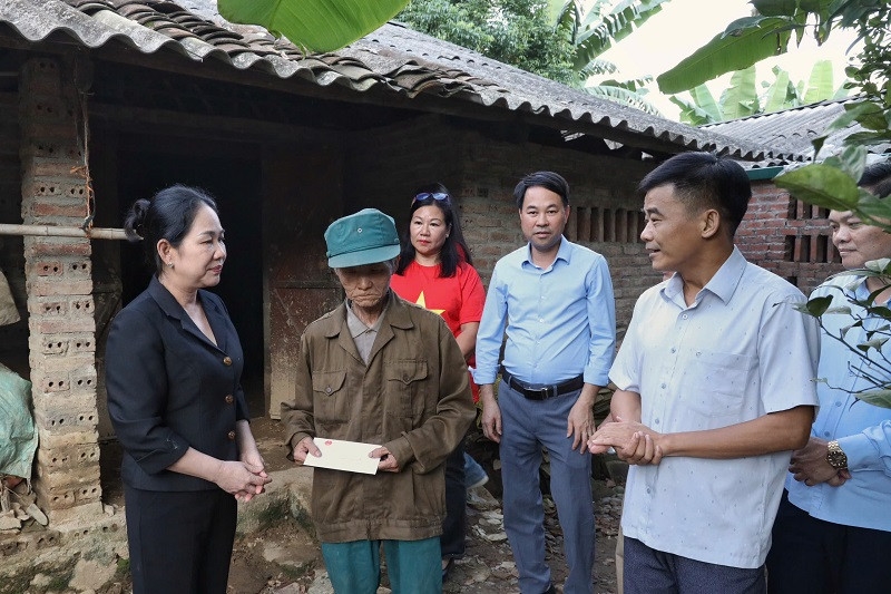 Thứ trưởng Nông Thị Hà trao quà cho hộ gia đình ông Triệu Văn Thân, xóm Đà Sa, xã Thông Nông. Ảnh: Xuân Quý Thứ trưởng Nông Thị Hà trao quà cho hộ gia đình ông Triệu Văn Thân, xóm Đà Sa, xã Thông Nông. Ảnh: Xuân Quý