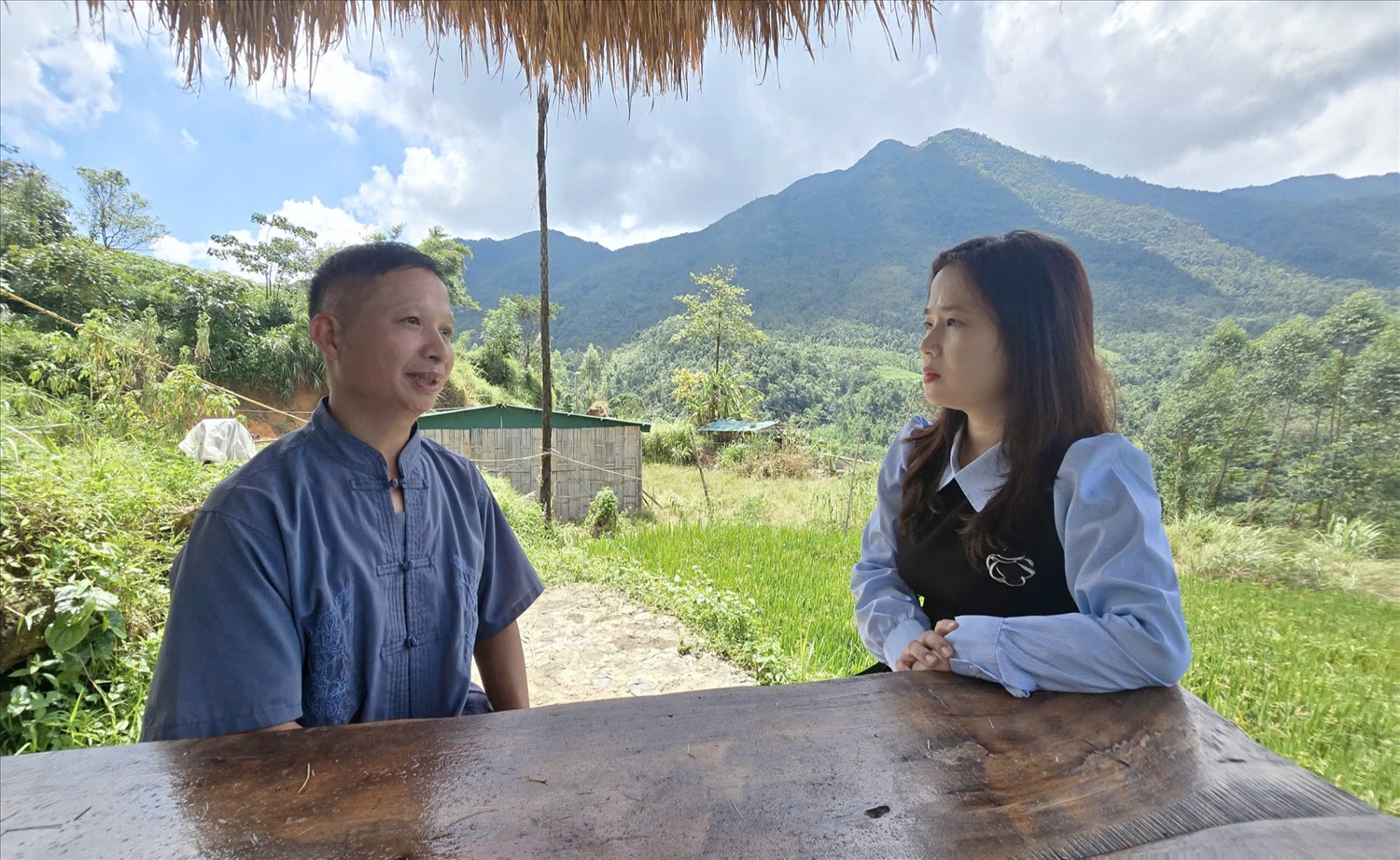 Anh Dường Phúc Thím chia sẻ với phóng viên báo Vietnamnet về mô hình homestay của gia  Anh Dường Phúc Thím chia sẻ với phóng viên báo Vietnamnet về mô hình homestay của gia