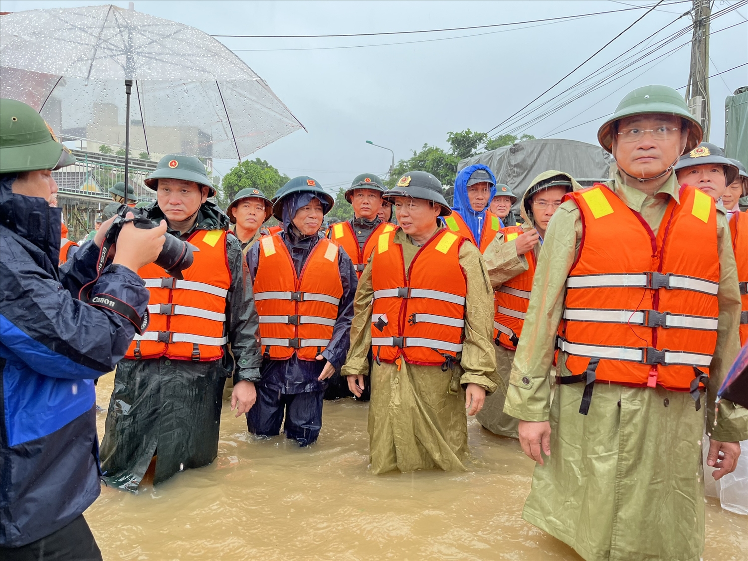 Phó Thủ tướng Trần Hồng Hà kiểm tra công tác phòng chống lũ lụt tại Điện Bàn Đông. (Ảnh Thi Thi) Phó Thủ tướng Trần Hồng Hà kiểm tra công tác phòng chống lũ lụt tại Điện Bàn Đông. (Ảnh Thi Thi)