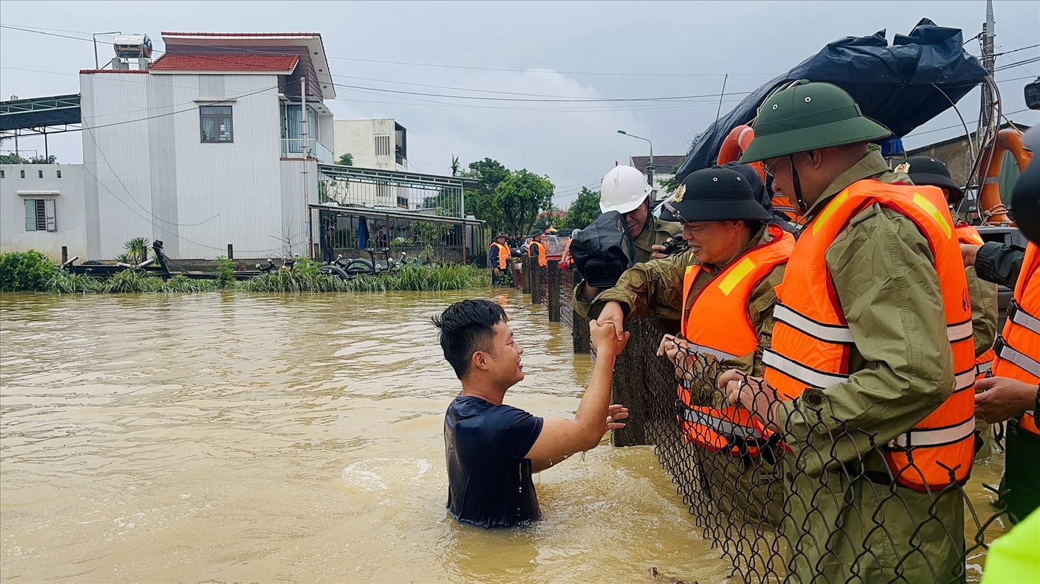 Phó Thủ tướng Trần Hồng Hà thăm hỏi, chia sẻ với bà con vùng lũ Điện Bàn Đông (Ảnh Thi Thi). Phó Thủ tướng Trần Hồng Hà thăm hỏi, chia sẻ với bà con vùng lũ Điện Bàn Đông (Ảnh Thi Thi).