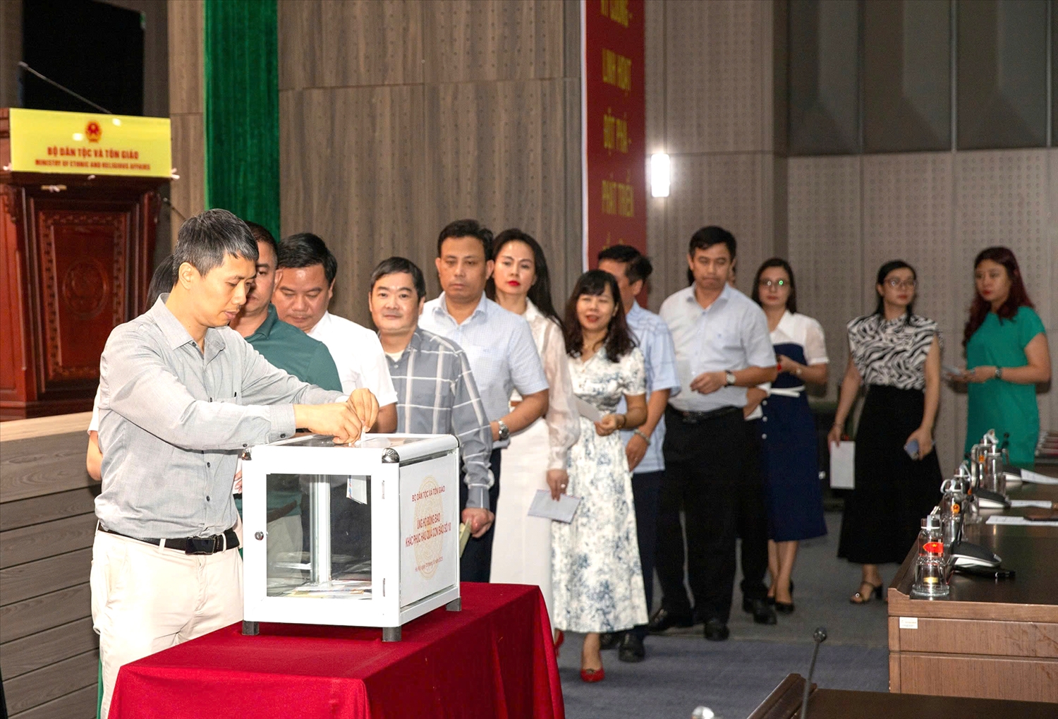Công chức, viên chức, người lao động Bộ Dân tộc và Tôn giáo tham gia ủng hộ tại Lễ phát động. 