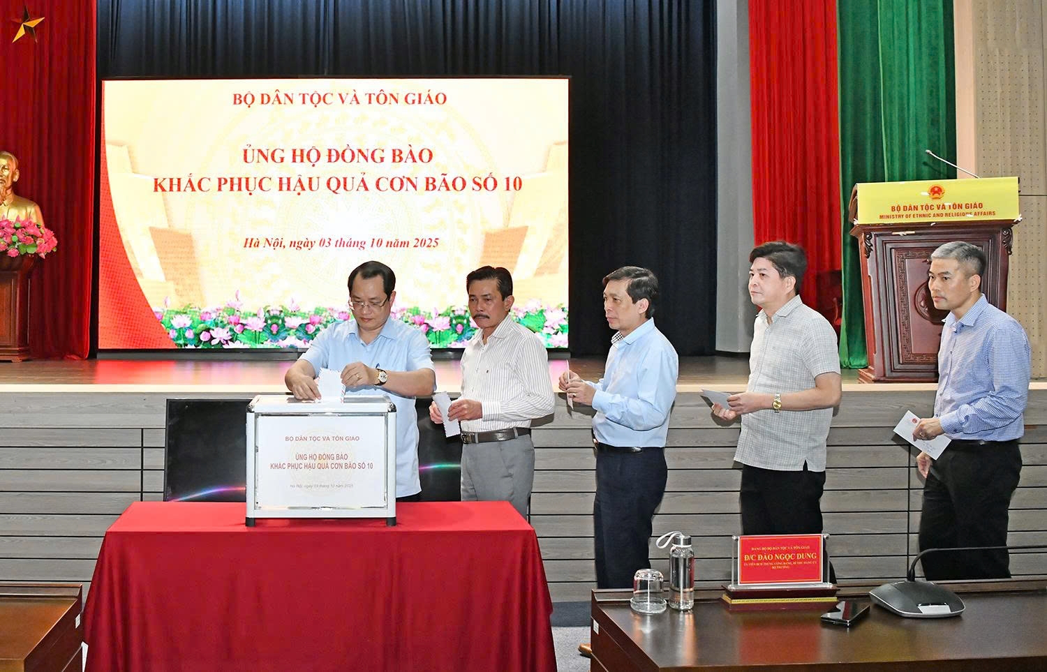 Lãnh đạo Vụ, đơn vị thuộc Bộ Dân tộc và Tôn giáo tham gia ủng hộ Lễ phát động