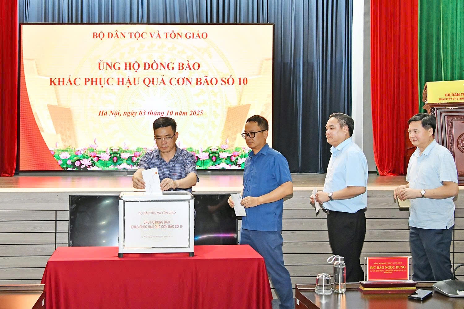 Lãnh đạo Vụ, đơn vị thuộc Bộ Dân tộc và Tôn giáo tham gia ủng hộ Lễ phát động