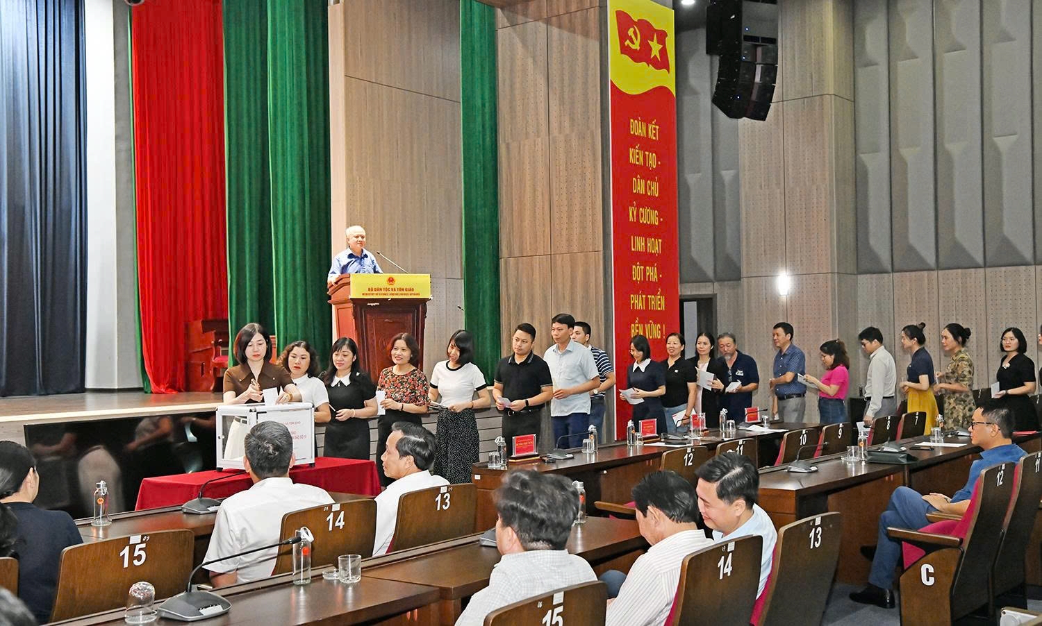 Ngay trong buổi phát động, cán bộ, công chức, viên chức và người lao động của các đơn vị thuộc Bộ Dân tộc và Tôn giáo đã đóng góp tổng cộng 300 triệu đồng