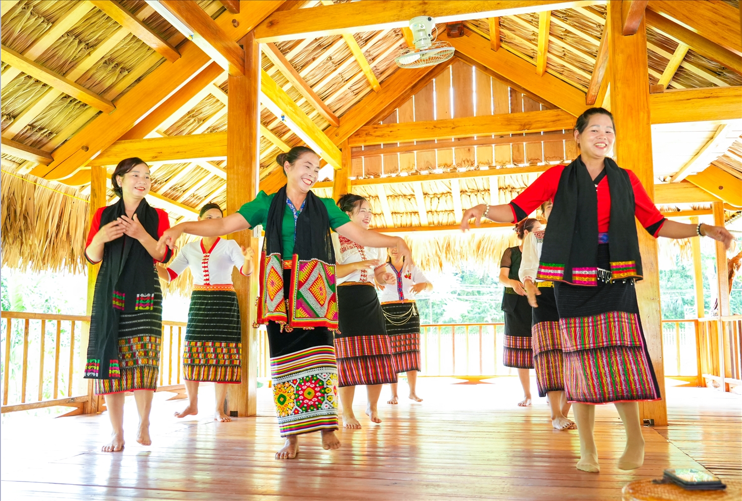 Câu lạc bộ dân ca, dân vũ bản Cao Vều đang là môi trường gìn giữ và phát huy bản sắc văn hóa người Thái ở xã Anh Sơn Câu lạc bộ dân ca, dân vũ bản Cao Vều đang là môi trường gìn giữ và phát huy bản sắc văn hóa người Thái ở xã Anh Sơn