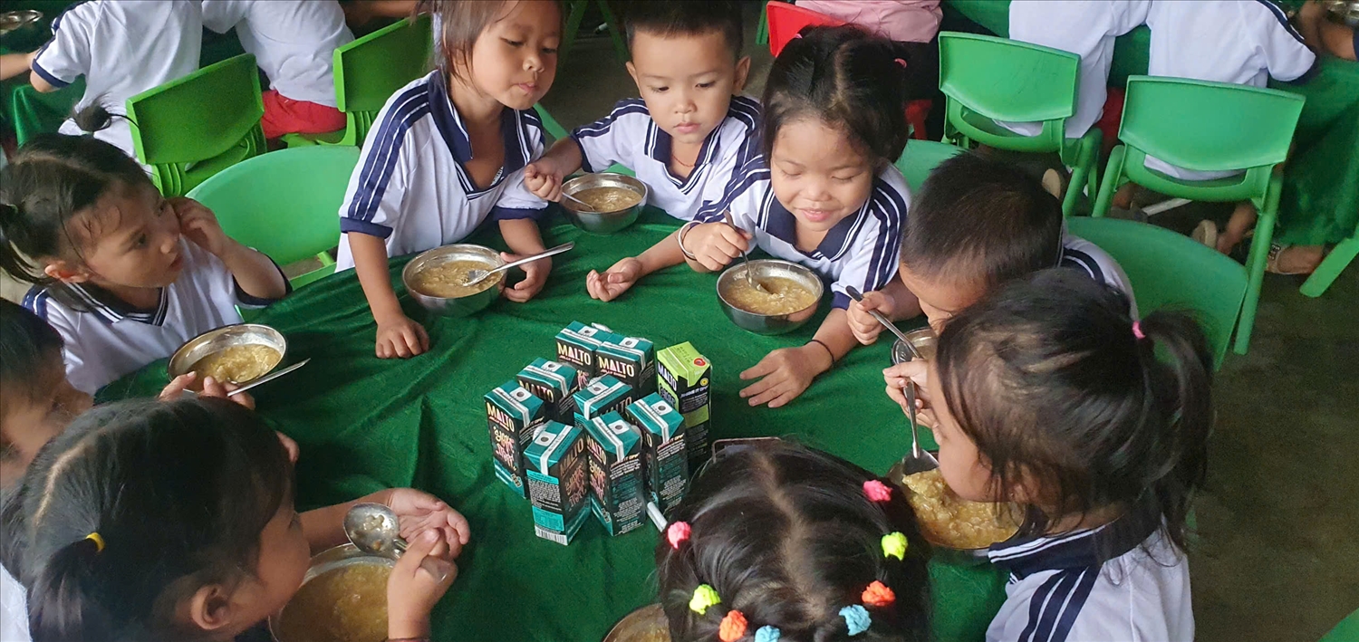 Sáng kiến “Bát cháo dinh dưỡng từ hạt giống mẹ trồng” của Trường Mầm non Tam Quang đang tạo nên một câu chuyện nhỏ nhưng đầy ấm áp về giáo dục và tình người