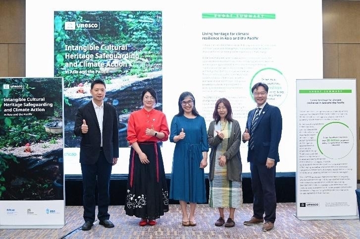 Nhóm nghiên cứu tại hội thảo về di sản văn hoá phi vật thể và biến đổi khí hậu Nhóm nghiên cứu tại hội thảo về di sản văn hoá phi vật thể và biến đổi khí hậu