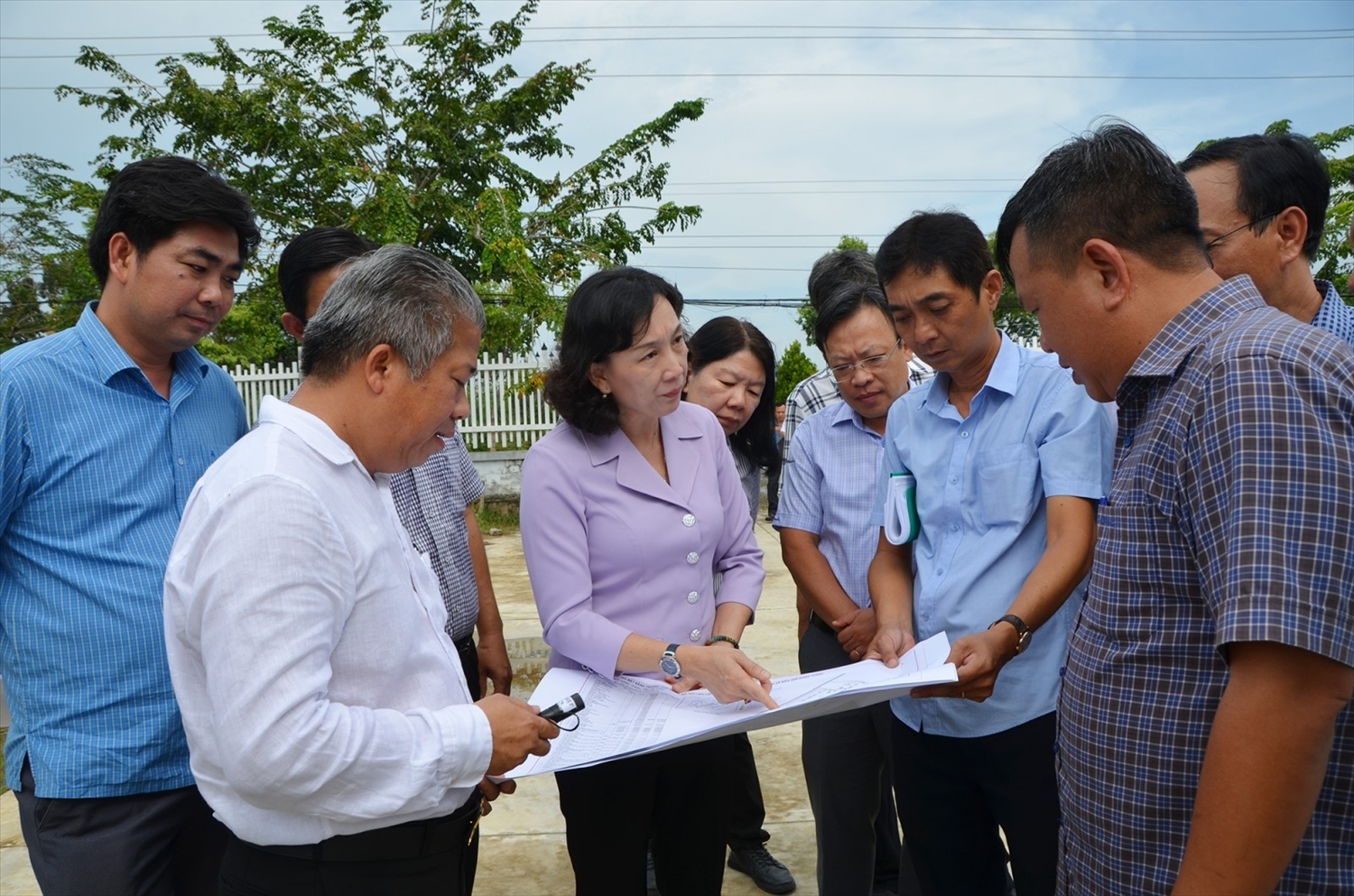 Bà Nguyễn Thị Minh Thúy, Phó Chủ tịch UBND tỉnh kiểm tra công tác chuẩn bị cho lễ khởi công 3 dự án xây dựng trường học Bà Nguyễn Thị Minh Thúy, Phó Chủ tịch UBND tỉnh kiểm tra công tác chuẩn bị cho lễ khởi công 3 dự án xây dựng trường học