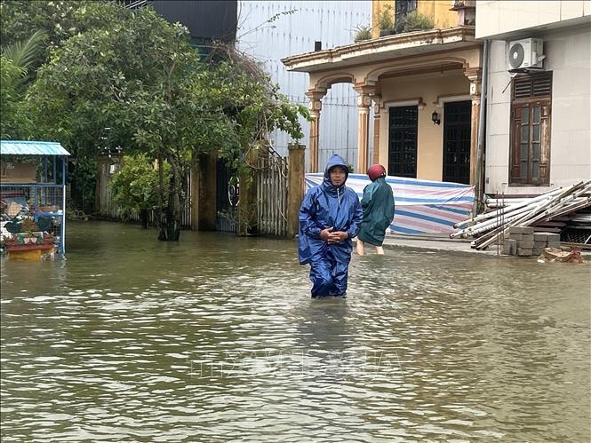 Mưa kéo dài nhiều ngày gây ngập trên một tuyến đường của phường Thuận An, TP. Huế. Ảnh: Mai Trang/TTXVN Mưa kéo dài nhiều ngày gây ngập trên một tuyến đường của phường Thuận An, TP. Huế. Ảnh: Mai Trang/TTXVN