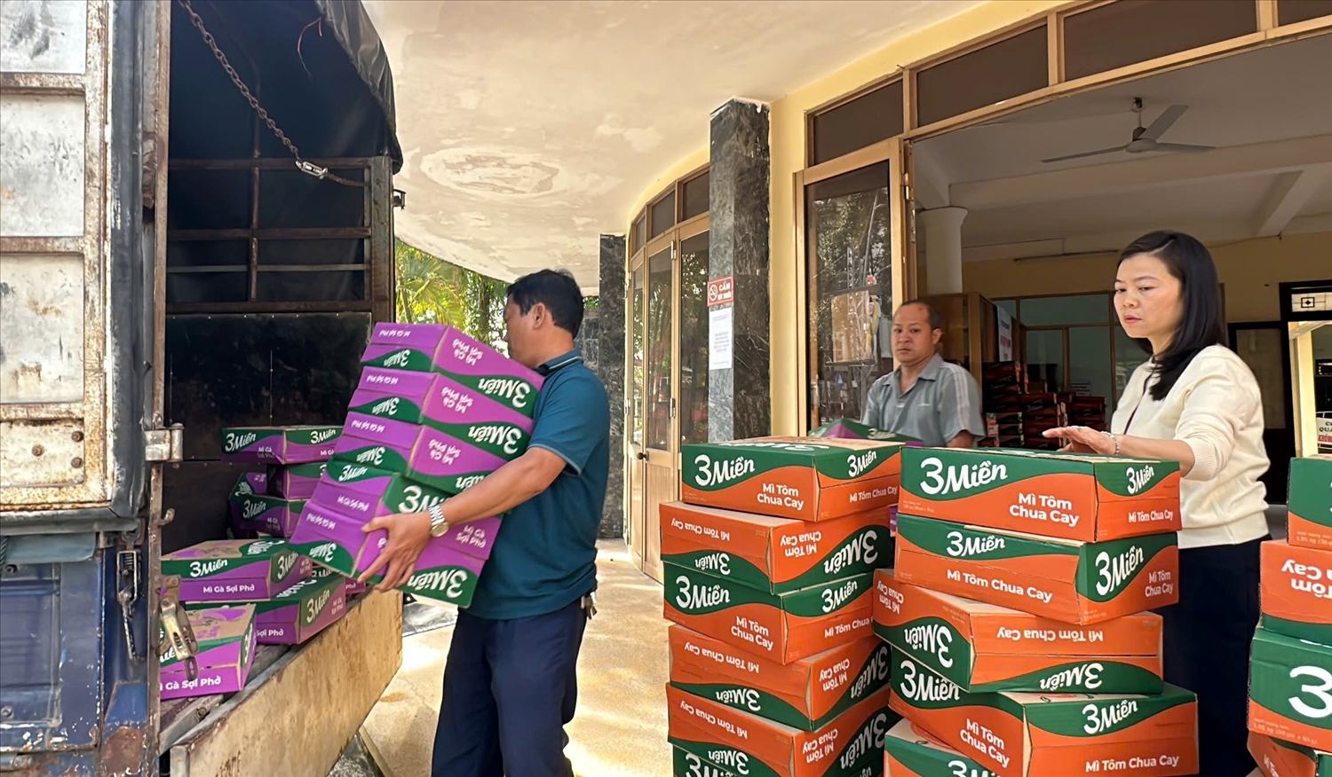 Vận chuyển hàng lên xe để đưa đến xã Ngọc Linh hỗ trợ cho đồng bào Xơ Đăng ở 5 thôn bị cô lập do sạt lở núi. (Ảnh: Ngọc Chí) 