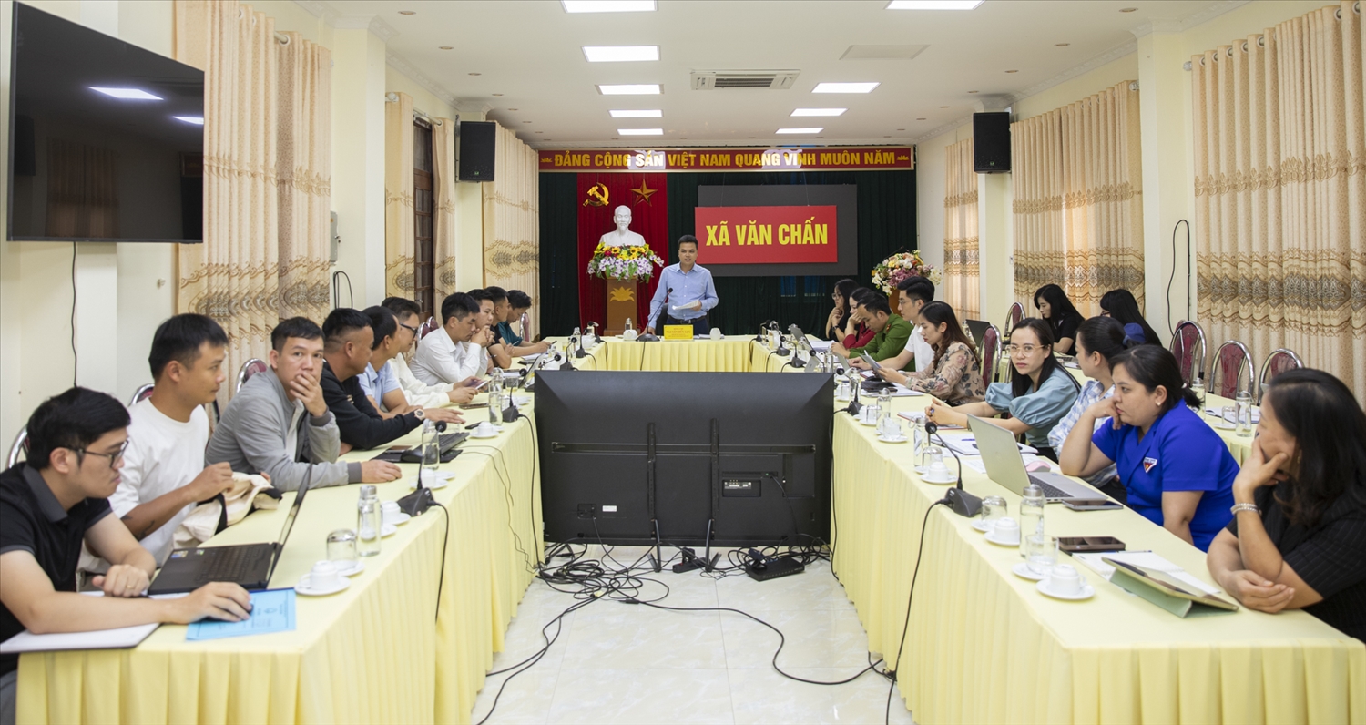 Quang cảnh cuộc họp tại xã Văn Chấn, tỉnh Lào Cai Quang cảnh cuộc họp tại xã Văn Chấn, tỉnh Lào Cai