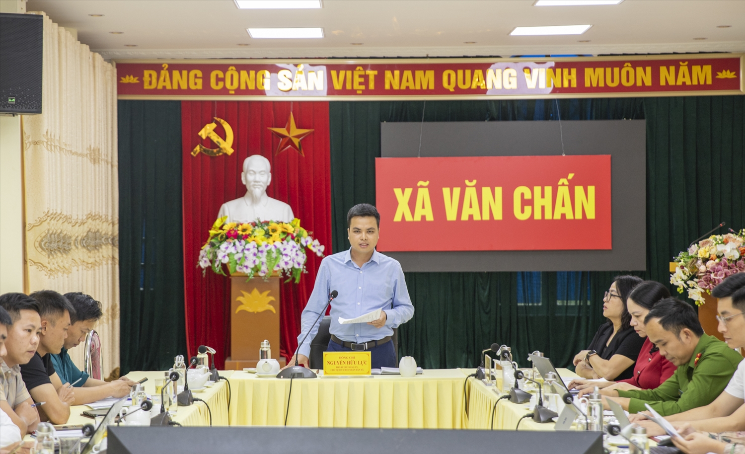 Ông Nguyễn Hữu Lực, Phó Bí thư Đảng ủy, Chủ tịch UBND xã Văn Chấn phát biểu tại cuộc họp Ông Nguyễn Hữu Lực, Phó Bí thư Đảng ủy, Chủ tịch UBND xã Văn Chấn phát biểu tại cuộc họp