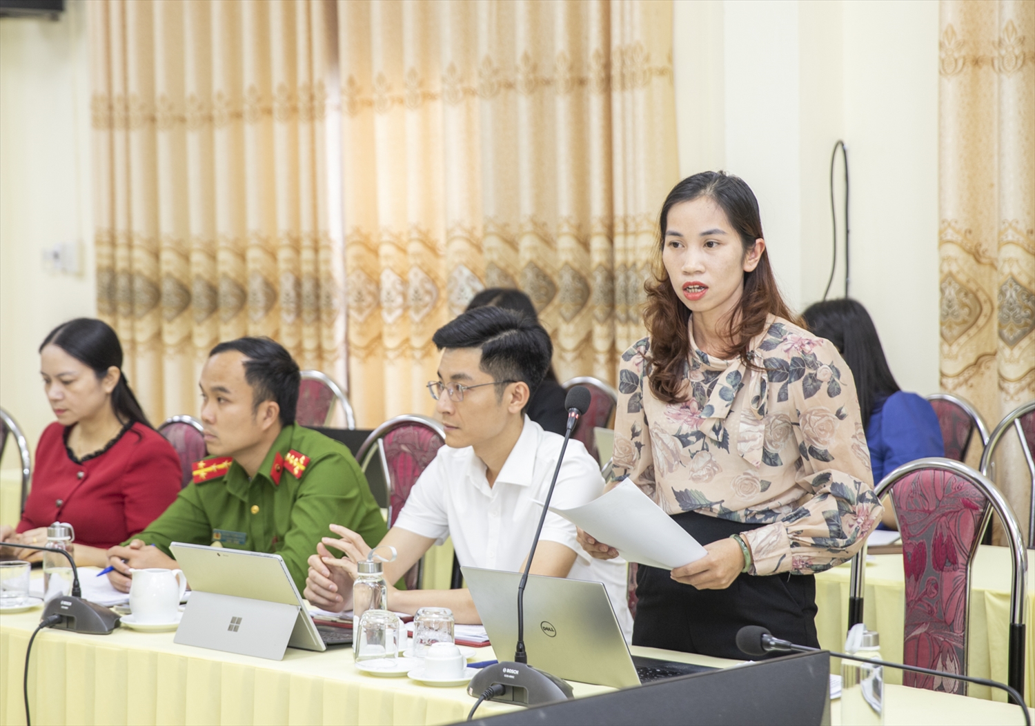 Bà Trần Thị Thêm, Trưởng phòng Văn hóa – Xã hội, xã Văn Chấn, tỉnh Lào Cai phát biểu tại cuộc họp Bà Trần Thị Thêm, Trưởng phòng Văn hóa – Xã hội, xã Văn Chấn, tỉnh Lào Cai phát biểu tại cuộc họp