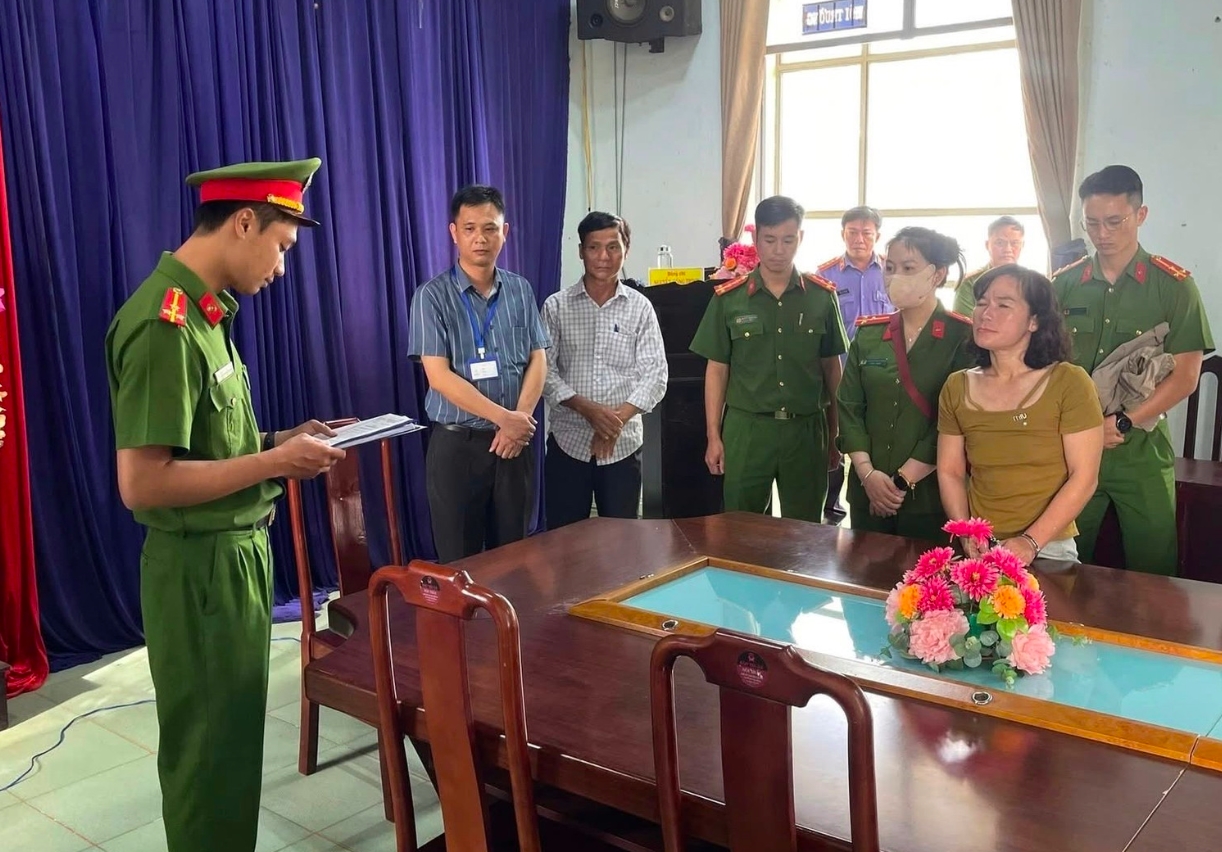 Lực lượng Công an thi hành lệnh bắt tạm giam bà Lê Thị Thúy. (Ảnh: CACC)